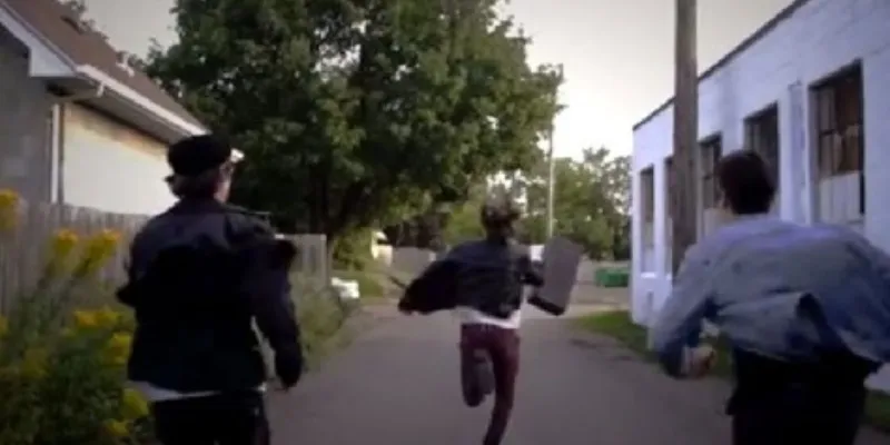 Diễn tả nỗi sợ hãi và cảm xúc không được nhìn nhận