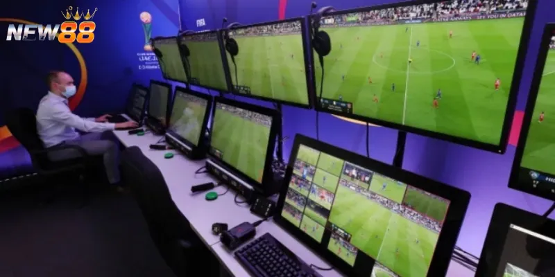 Công nghệ VAR có nghĩa là gì trong bóng đá?